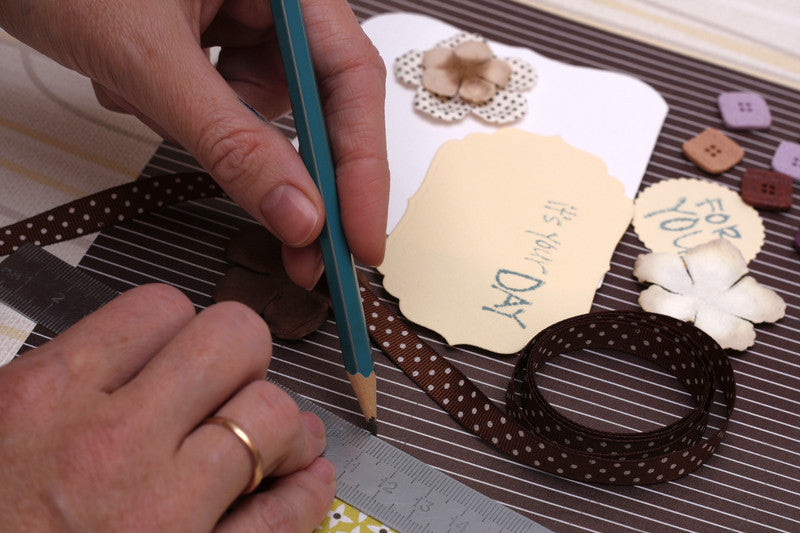 THE SECRETS TO CREATING A SCRAPBOOK
